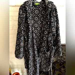 Vera Bradley plushy hooded robe, sz L/XL w/belt COZY short black n white pattern